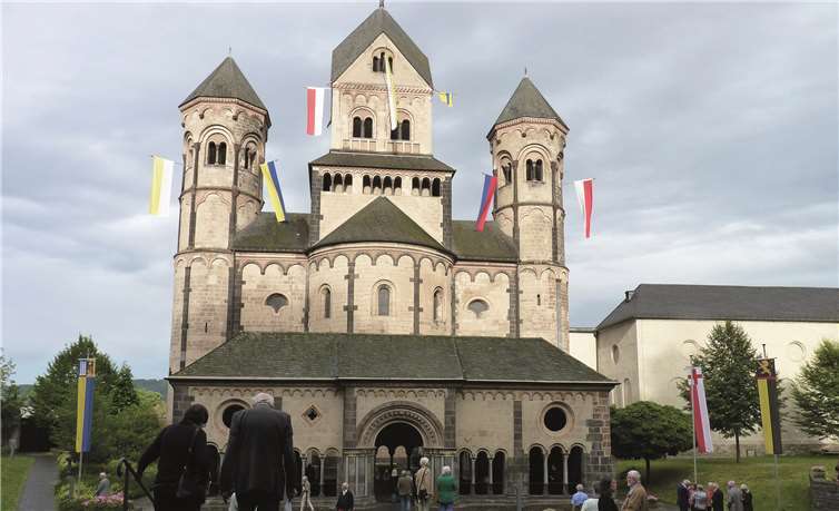 Die mit verschiedenen Fahnen geschmückte Abtei von Maria Laach kündigt die Laacher Festwoche an.Fotos: FRE