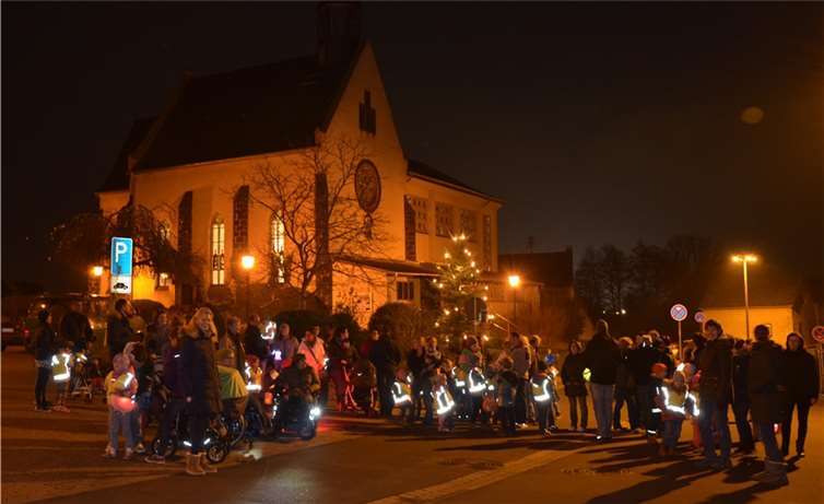 Die mitgebrachten Laternen und unterschiedlichste Lichter am Wegesrand erhellten den Weg.privat