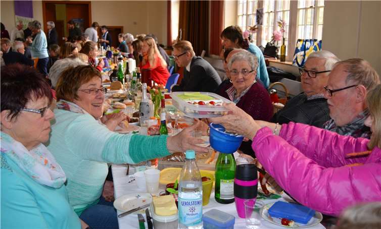 Die mitgebrachten Leckereien wurden eifrig getauscht. AB