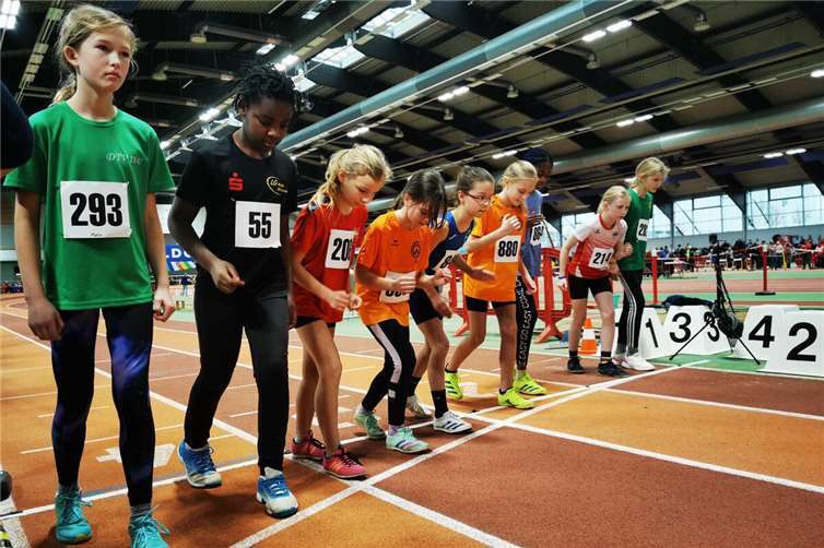 Die mitgereisten U12er des TuS Ahrweiler betraten zum ersten Mal eine Leichtathletik-Halle mit 200m-Rundbahn. Quelle: TuS Ahrweiler