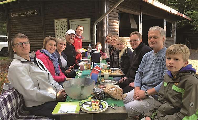 Die mitgewanderten Badmintonfreunde des SV Unkel am Ziel der Wanderung, der Laurentiushütte.privat