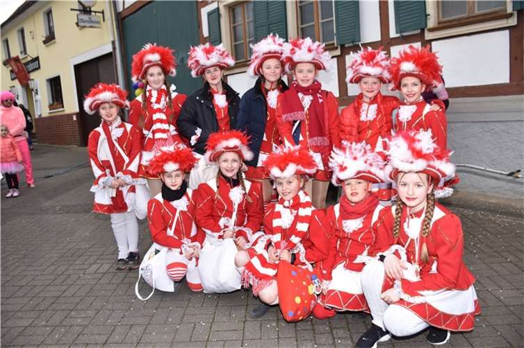 Die mittlere Tanzgruppe des Damenkomitees.