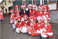 Die mittlere Tanzgruppe des Damenkomitees.