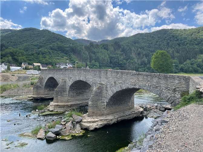 Die mittlerweile abgerissene Nepomukbrücke in Rech galt als Wahrzeichen des Ortes.  Foto: ROB