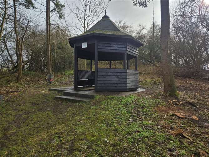 Die mittlerweile in die Jahre gekommene Schutzhütte auch Invalidendom genannt, die durch Vandalismus geschädigt wurde, erstrahlt im neuen Glanz. Foto: privat
