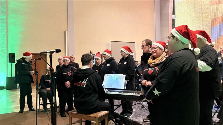 Die mitwirkenden Klientinnen und Klienten des Herz-Jesu-Hauses, fröhlich mit roten Nikolausmützen geschmückt.