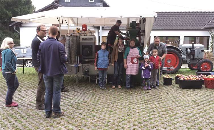 Die mobile Apfelpresse wurde reichlich genutzt. privat