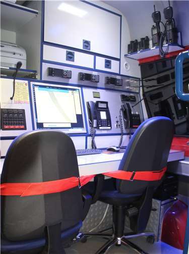 Die mobile Einsatzzentrale im Innern des Feuerwehrautos.Foto: KMI