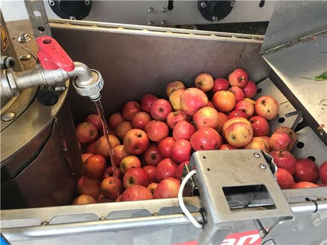 Die mobile Saftpresse ist am 21. Oktober in Kottenheim.  Foto: privat