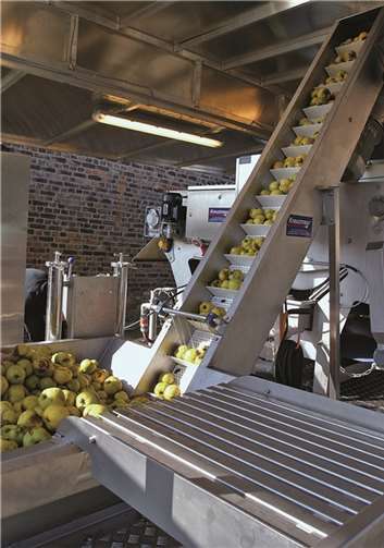 Die mobile Saftpresse ist hochmodern und effizient. Sie verarbeitet bis zu 1,5 Tonnen Äpfel in der Stunde.