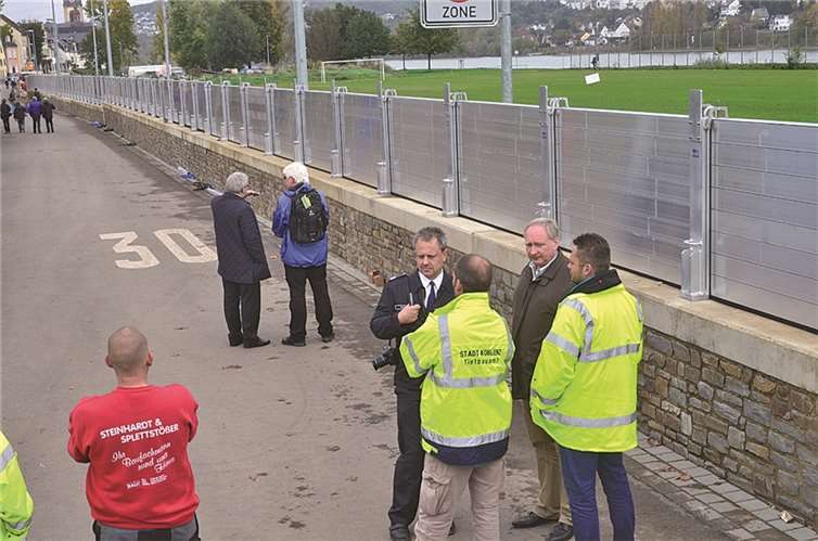 Die mobile Schutzwand aus Aluminium wurde jetzt wie hier in Neuendorf von Mitarbeitern des Tiefbauamtes abgenommen.
