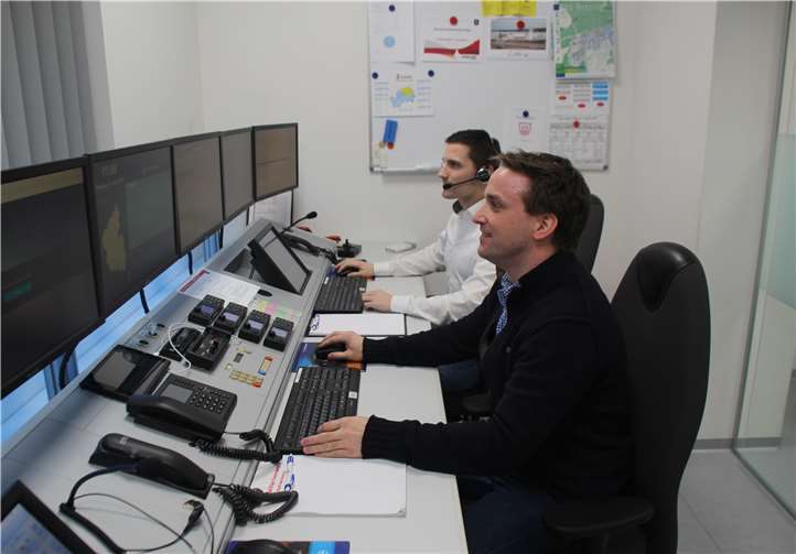 Die moderne Feuerwehreinsatzzentrale an der Zehnerstraße erklären hier Marcel Caspers und Christian Nett (v.l.) .Foto: KMI