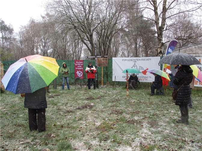 Die monatliche Friedensandacht vor dem Fliegerhorst in Büchel. Foto: privat