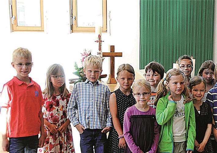 Die muntere „Bande“ und der Chorleiter Julian Hollung. privat