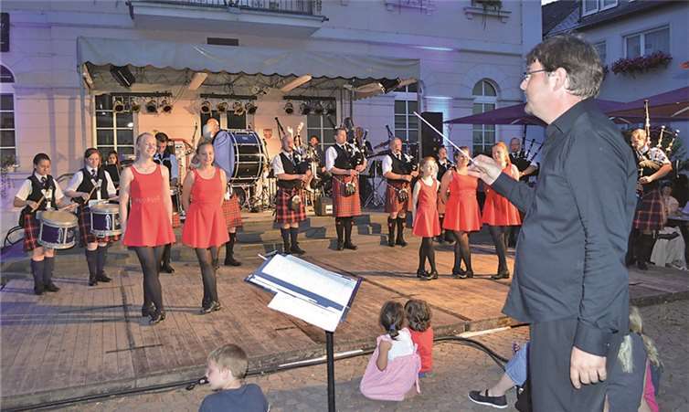 Die musikalische Eröffnung oblag den Dudelsack- und Trommelspielern, die durch die Zuschauerreihen die Marktbühne eroberten und das Publikum begeisterten.