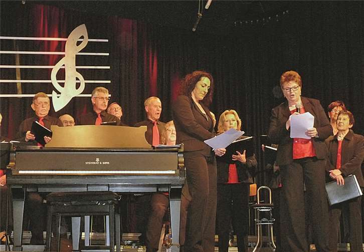 Die musikalische Leiterin der Singgemeinschaft, Anita Reuter und die Vorsitzende Rita Ammel führten im Wechsel durch das Programm.