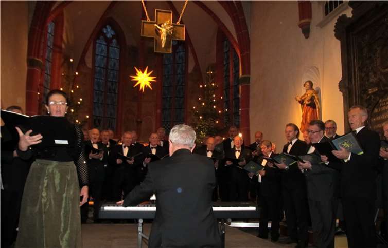 Die musikalischen Herren wurden auch von weihnachtlichen Keyboard-Klängen begleitet.