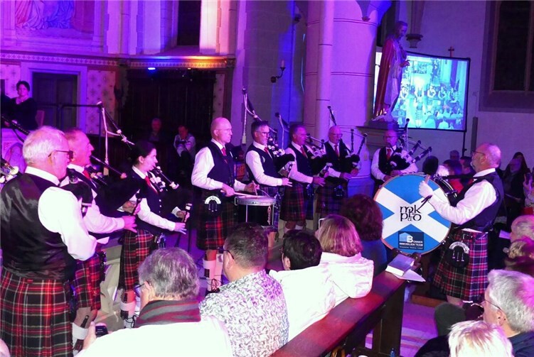Die musizierenden Akteure der Moselkrampen Lowland Pipes & Drums eröffneten das Benefiz-Adventskonzert in Landkern. Fotos: TE
