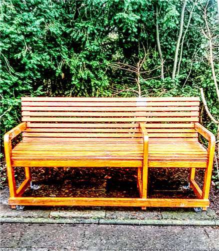 Die mutwillig zerstörte Sitzbank wurde durch eine, von der UWG finanzierte, neue Bank ersetzt. Foto: UWG Rheinbach