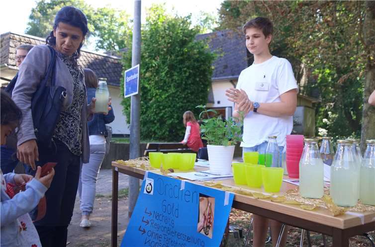 Die nachhaltig produzierten Säfte aus heimischen Kräutern der Schülerfirma „Drachengold“ waren am Nonnenwerther Tag der offenen Tür der Renner.Fotos: Jana Schlochtermeier
