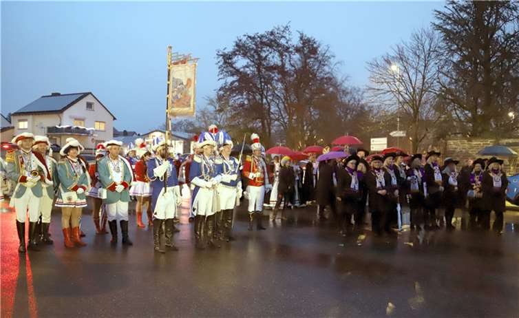 Die närrische Streitmacht versammelte sich im Morgengrauen vor der Kaserne. Fotos: WAMFO.DE