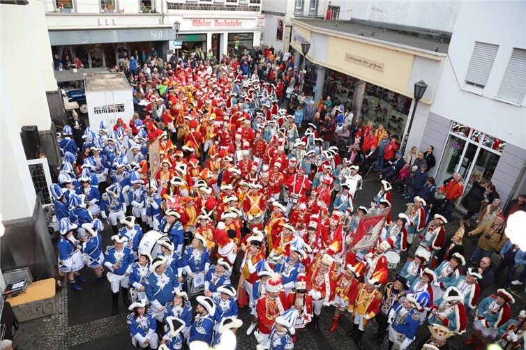 Die närrische Streitmacht war am Rathaus zur Erstürmung angetreten. Fotos: WAMFO.DE