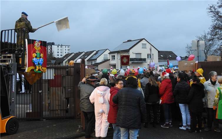 Die närrische Streitmacht zieht in die Kaserne ein.