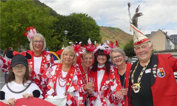 Bunter Narrenumzug und tolle Open-Air-Musik-Party Die närrische Vertretung aus dem Ortsteil Karden nahm als farbenfrohe Fußgruppe am Umzug teil.