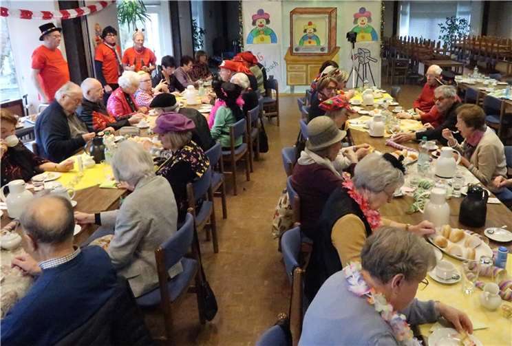 Die närrischen Gäste erfreuten sich an leckeren Torten und Berlinern.  Foto: privat