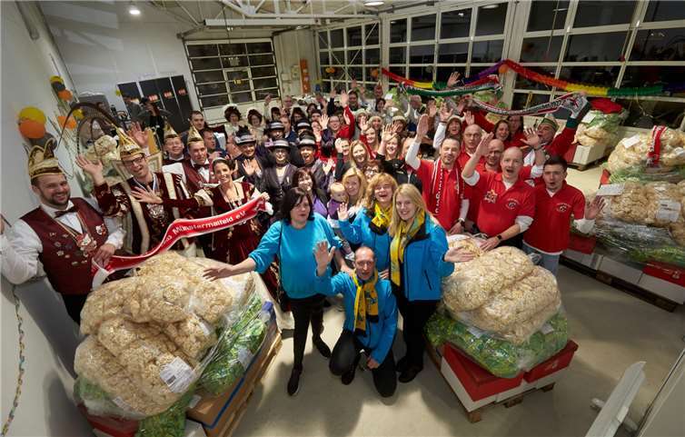 Die närrischen Gewinner durften sich über insgesamt elf Paletten voller Süßigkeiten und Leckerein freuen.Foto: evm/Frey