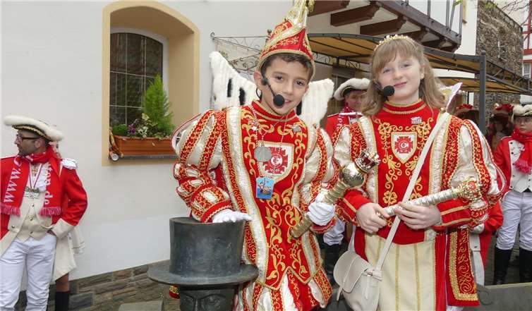 Die närrischen Majestäten Prinz Leon I. und Prinzessin Finja I. haben in Cochem die Macht übernommen.