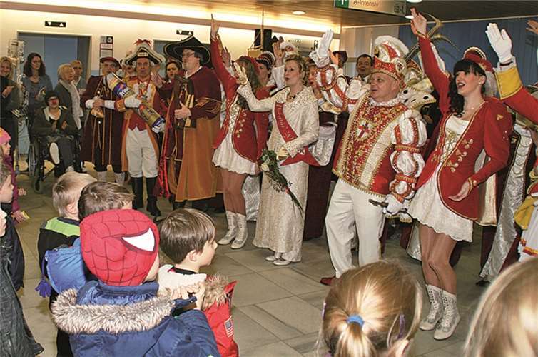 Die närrischen Regenten waren der Einladung ins Koblenzer Traditionskrankenhaus gerne gefolgt.privat