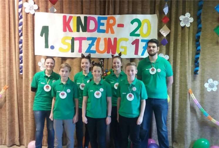 Die „närrischen Sieben“: v.l., hinten Jenny Werner, Annika Werner, Marie Mägdefessel und Marvin Flöck, vorne Etienne Blettenberg, Lynn Schneider und Jonas Jost.privat