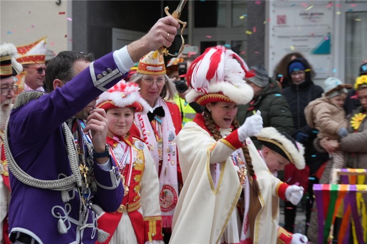 Die närrischen Truppen bliesen zum Angriff auf den Verteidigungsriegel der Ehrengarde. 