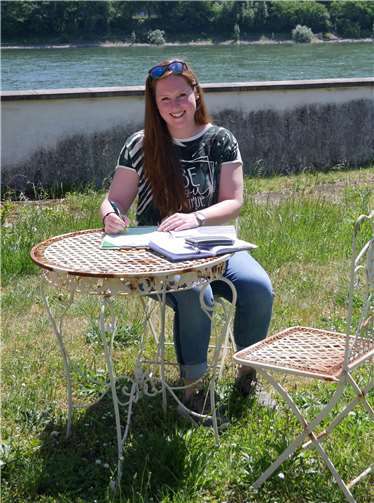 Die natürliche Umgebung wirkt sich positiv auf die Gespräche aus. Sophia Schüler von der Ambulanten Jugendhilfe der Caritas freut sich über die Möglichkeit, Beratungstermine im Pfarrgarten in Neuendorf durchführen zu können.Foto: privat