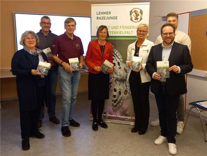 Die naturerlebnisbegleiter: v.li. Maria Gietzen, Martin Dötsch, Dieter Möhring und Susamnne Mölich mit Referatsleiterin Tanja Stromberg, Kreisbeigeordnetem Pascal Badziong und Maximilian Preuß von der Kreisverwaltung.  Foto: Lehmer Razejunge