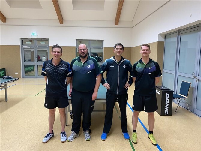 Die nervenstarke dritte Mannschaft (v. l. S. Scharrenbroich, S. Klimek, C. Spanier, P. Stobbe).  Foto: privat