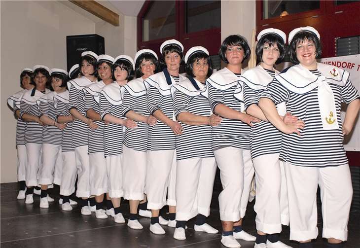 Die netten „Matrosenmädels“ der Neuendorfer Möhnen der Gruppe „Good droff“. -US-