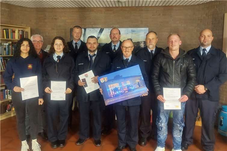 Die neu Verpflichteten, Beförderten und Geehrten der der vier Freiwilligen Feuerwehren im Puderbacher Land. Rainer Kuhl (4.v.re.) wurde für 25 Jahre Dienst in der Feuerwehr geehrt. Quelle: Feuerwehr VG Puderbach