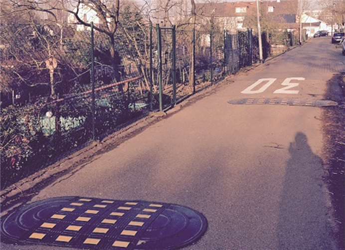 Die neu angebrachten Fahrbahnkissen zwingen die Fahrzeuge zum Abbremsen. privat