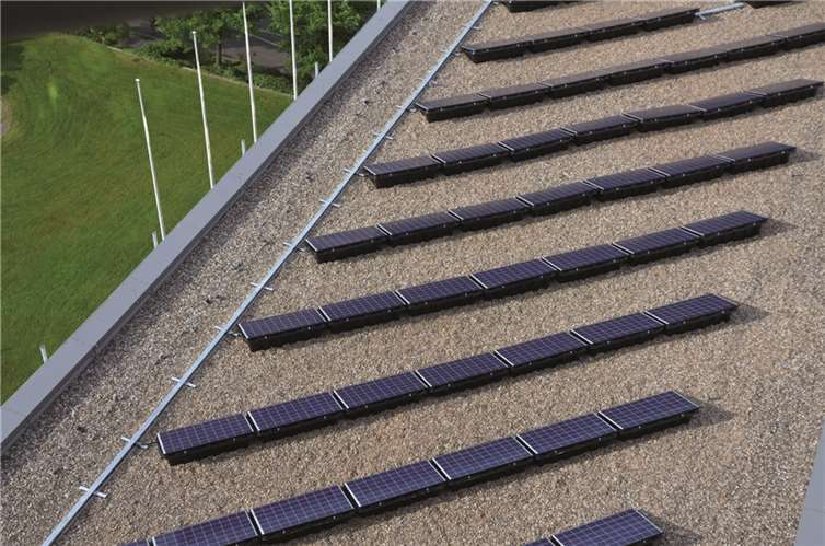 Die neu angebrachten Photovoltaik-Module auf dem Kreishaus.privat