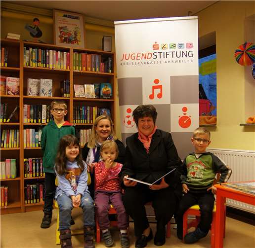 Die neu angeschafften Bücher kommen bereits gut bei Kindern und Jugendlichen an. Dies freut auch Martina Meder, Sparkassenangestellte und Kassiererin der Leihbücherei.Kreissparkasse Ahrweiler