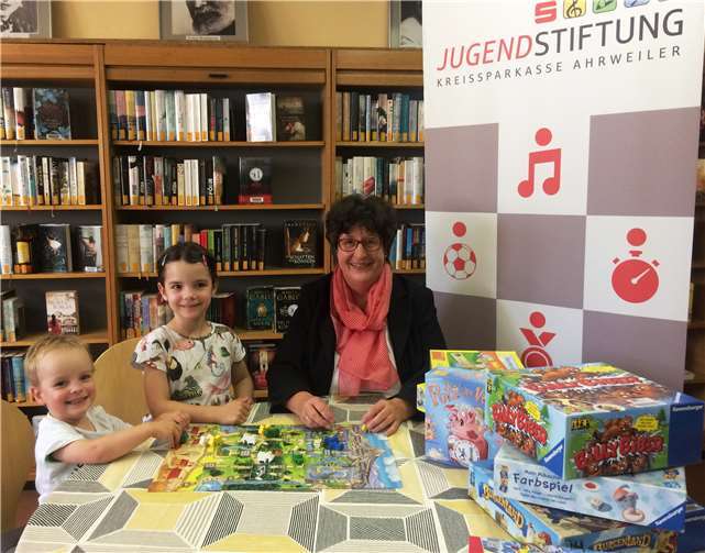 Die neu angeschafften Bücher kommen bereits gut bei Kindern an. Dies freut auch Martina Meder, Sparkassenangestellte und Kassiererin der Leihbücherei.Foto: privat