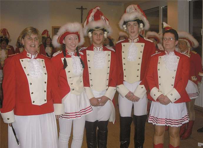 Die neu aufgenommenen Funken: (v.l.n.r.) Barbara Zilligen (Spielmannszug), Michelle Marlik, Timo Schmieding, Tom Frömgen (alle tanzende Truppe) und Sonja Krämer (Begleitcorps).privat