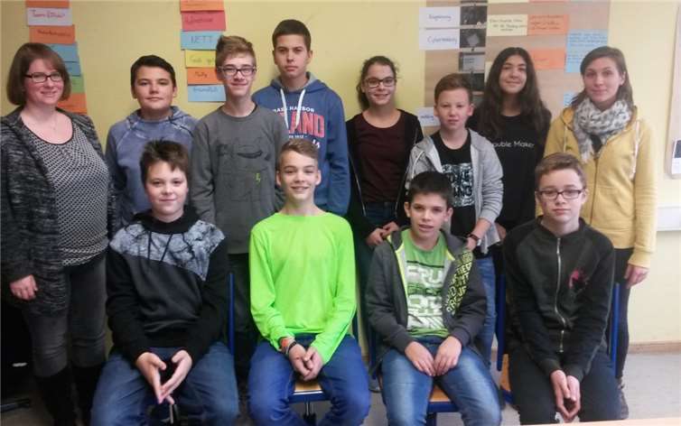 Die neu ausgebildeten Medienscouts der IGS Remagen mit ihren betreuenden Lehrkräften Jennifer Lichtenthäler (links) und Maria Jung (rechts): Lukas Winkler), Ian Lorenz, Jan Kowalski, Jana Föhmer, Johannes Birkelbach), Esra Cagas ( hinten) sowie Michael Haas, Tom Föhmer, Justin Wirtz, Julien Schneider (vorne). Es fehlt Duygu Yalap.  privat