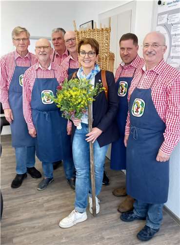 Die neu ernannte Ehrenrazefrau im Kreise der Razejunge. Quelle: Lehmer Razejunge