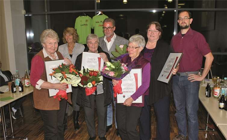 Die neu ernannten Ehrenmitglieder des TV Urbar vorne v.l.n.r.: Rosel Kröber, Ruth Geib, Lilo Gallenstein, Monika Puth hinten v.l.n.r.: Petra Müller, 1. Vors. Dieter Finke, Geschäftsf. Oliver Seelige, 2. Vors.