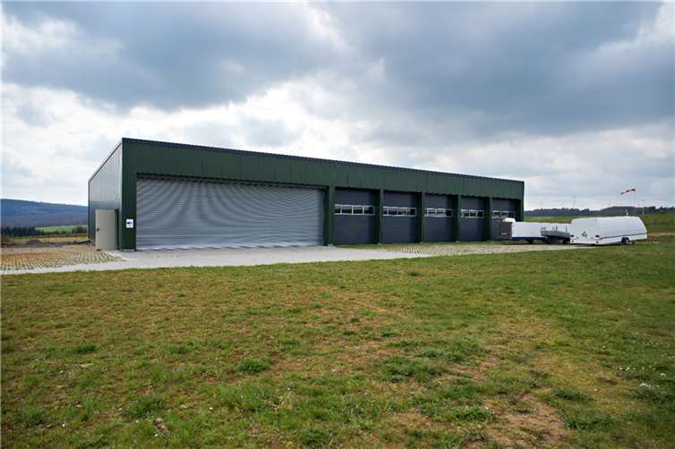 Die neu errichtete Flugzeughalle besitzt eine Größe von rund 35 x 11m. (Foto: Marc Schultz)h