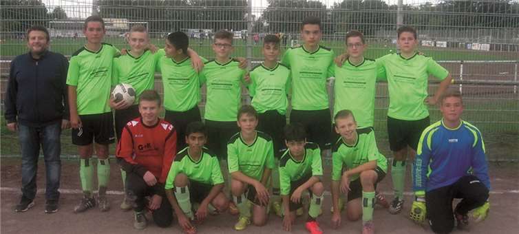 Die neu formierte C-Jugend der Spvgg Bendorf: (Hinten von links) Trainer Charly Zengin, Sebastian Zymelka, Nico Mathes, Emir Han Aydin, Anil Zengin, James Eylya, Engjell Mehmeti, Ylli Abazi und Joel Nilles sowie (vorne von links) Philipp Barth, Ihab Harb, Alexander Schmidt, Ibo Aydin, Leon Ruemenapp und Tobi Boczkowski. privat