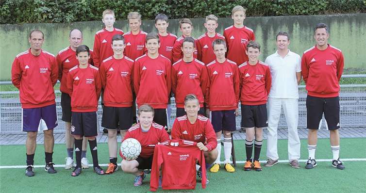 Die neu formierte C2-Jugend des TuS Mayen Julian Montebauer, Yannik Dreidoppel (unten, v. l.), Jan Zens, Sebastian Klein, Tom Tiede, Maurice Rölle, Nico Nolden, Felix Birk (Mitte, v. l.), Michel Rasbach, Nils Schmidtke, Lukas Berresheim, Ricky Jünger, Max Reuter und Marc Nehren (oben, v. l.) mit ihrem Trainertrio. privat